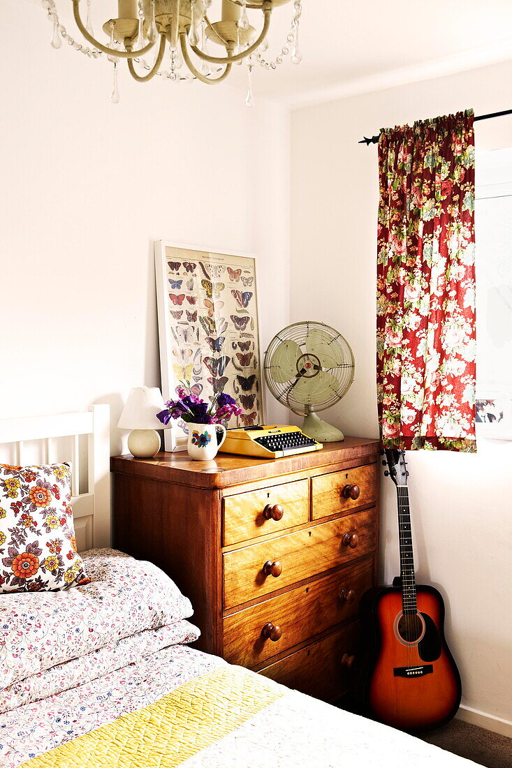 Akustikgitarre und Holzkommode im Schlafzimmer eines Hauses in Birmingham, England UK