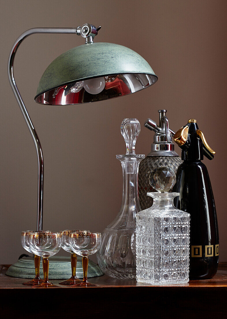 Sodaflaschen und Karaffe mit Vintage-Lampe in einem modernen Londoner Haus England UK
