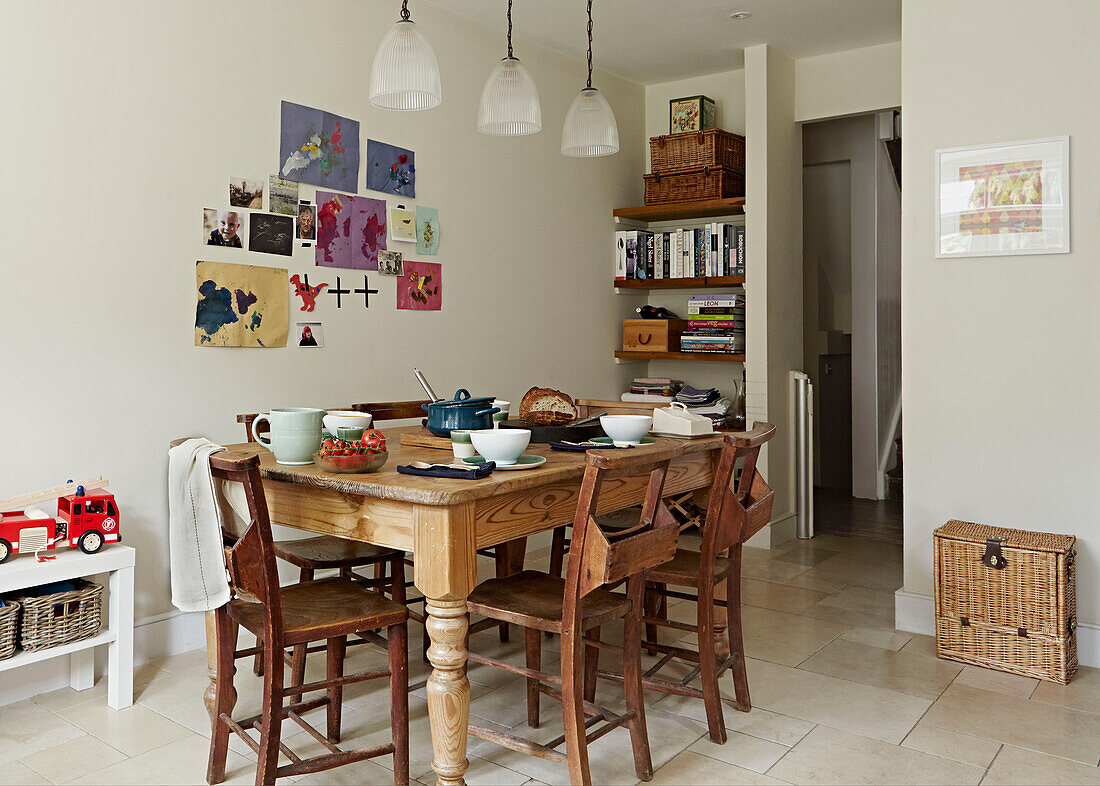 Küchentisch aus Holz mit Kinderkunstwerk in einem modernen Londoner Einfamilienhaus England UK