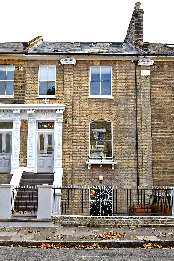 Geländer und Stufen vor einem dreistöckigen Londoner Stadthaus, England, UK