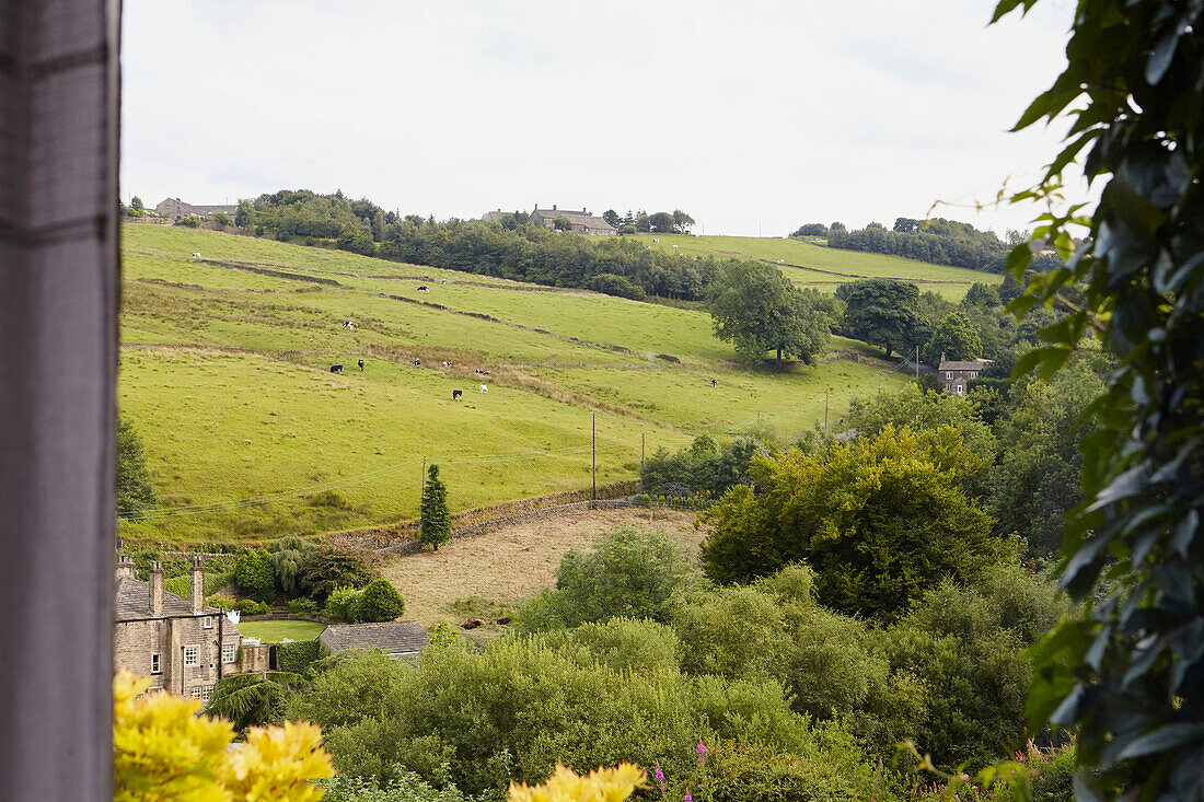 Blick aus dem Fenster auf einen Hang in einem Tal in West Yorkshire UK