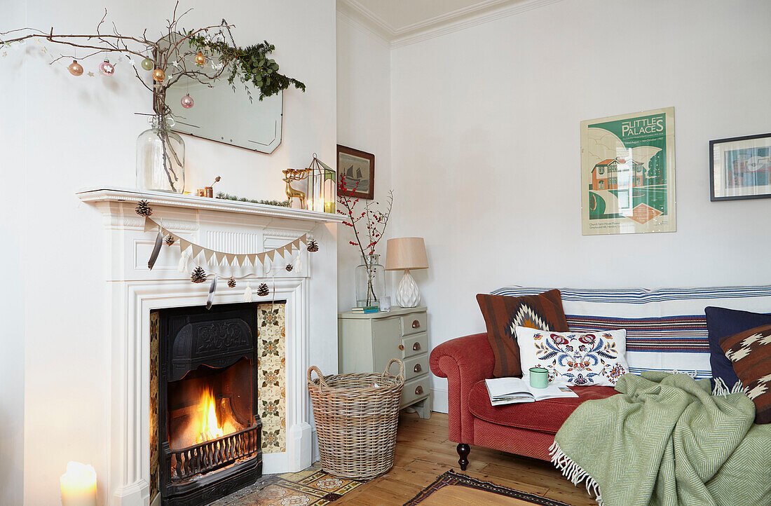 Weihnachtsdekoration auf Vintage-Spiegel über dem Kamin im Wohnzimmer eines Londoner Hauses UK