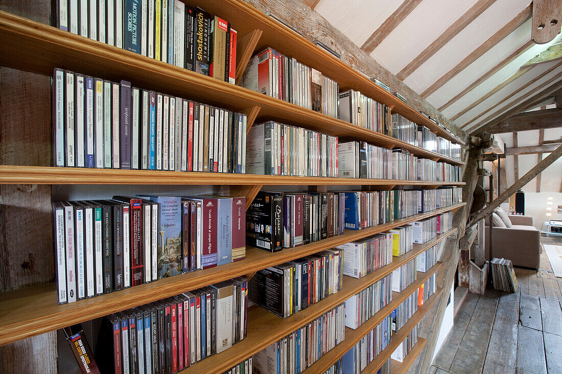 Umfangreiche Büchersammlungen in Regalen in der umgebauten Wassermühle