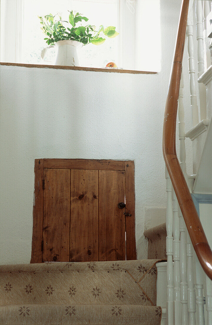 Fenster und Schrank im Treppenhaus