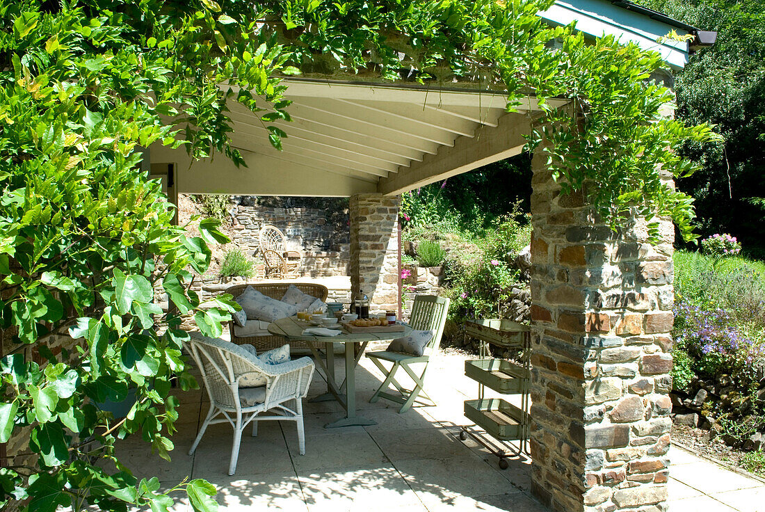 Verlängerte Veranda mit einem schattigen Vendage-Tisch, perfekt für das Frühstück