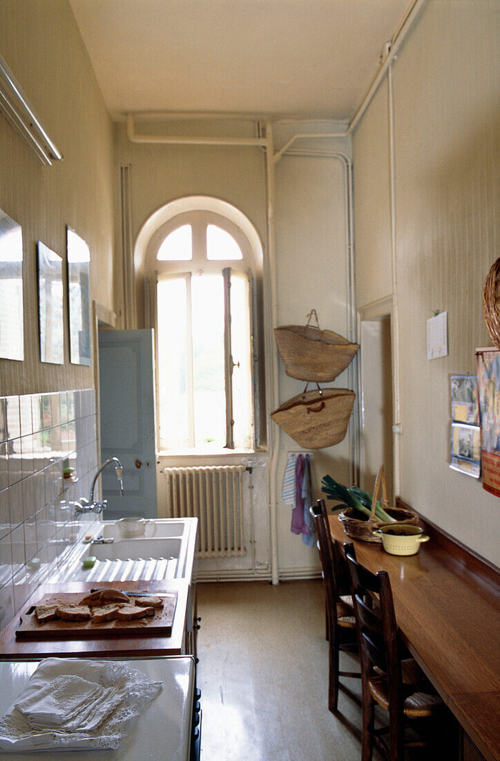 Narrow French kitchen with sink and breakfast bar