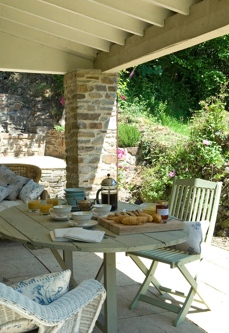 Cafetiere und Croissants auf dem Verkaufstisch im Anbau einer Veranda