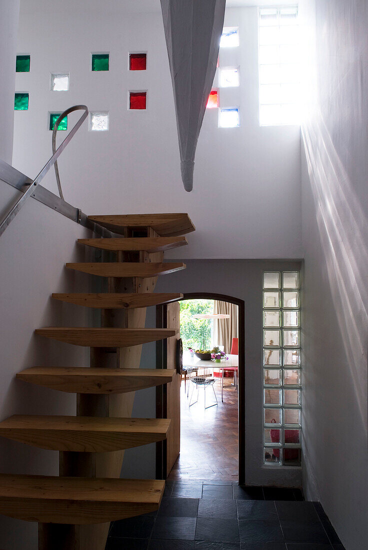 Treppe in einem modernen Haus mit Esszimmer im Hintergrund