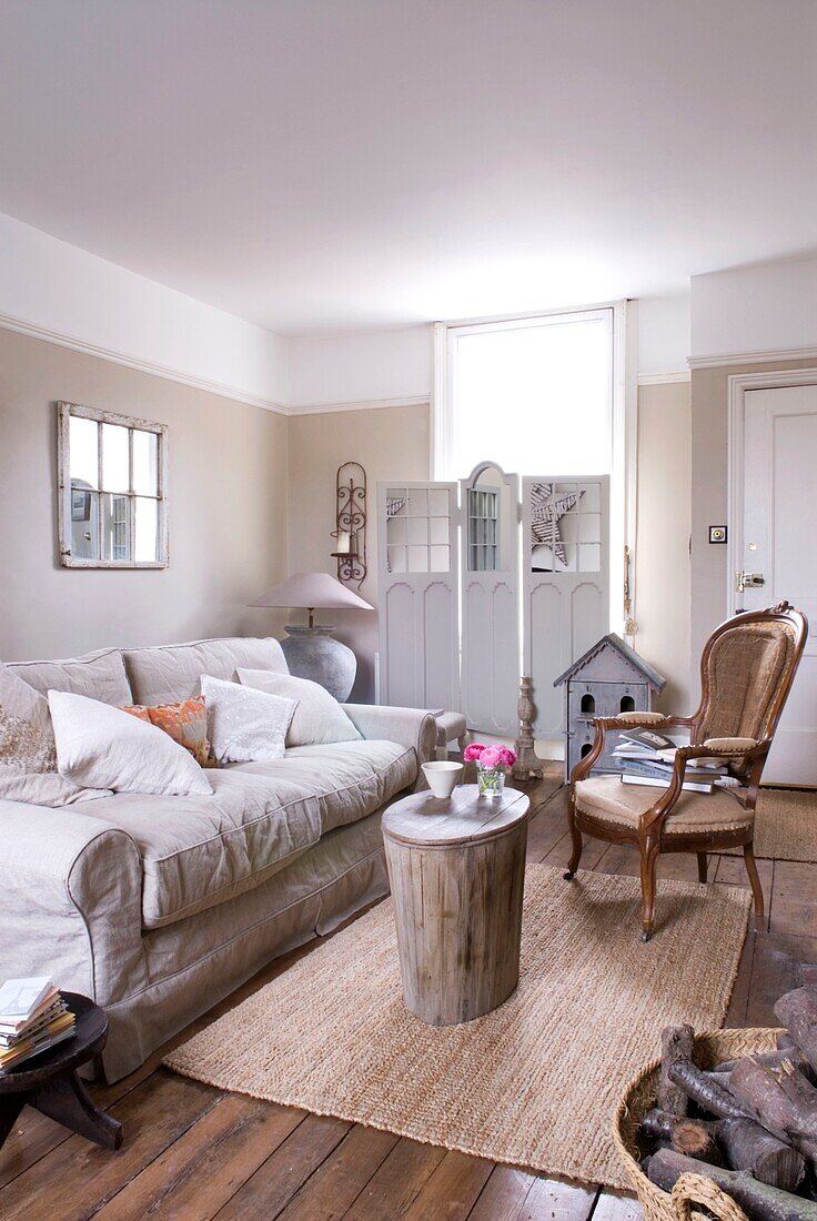 Living room in beige and white