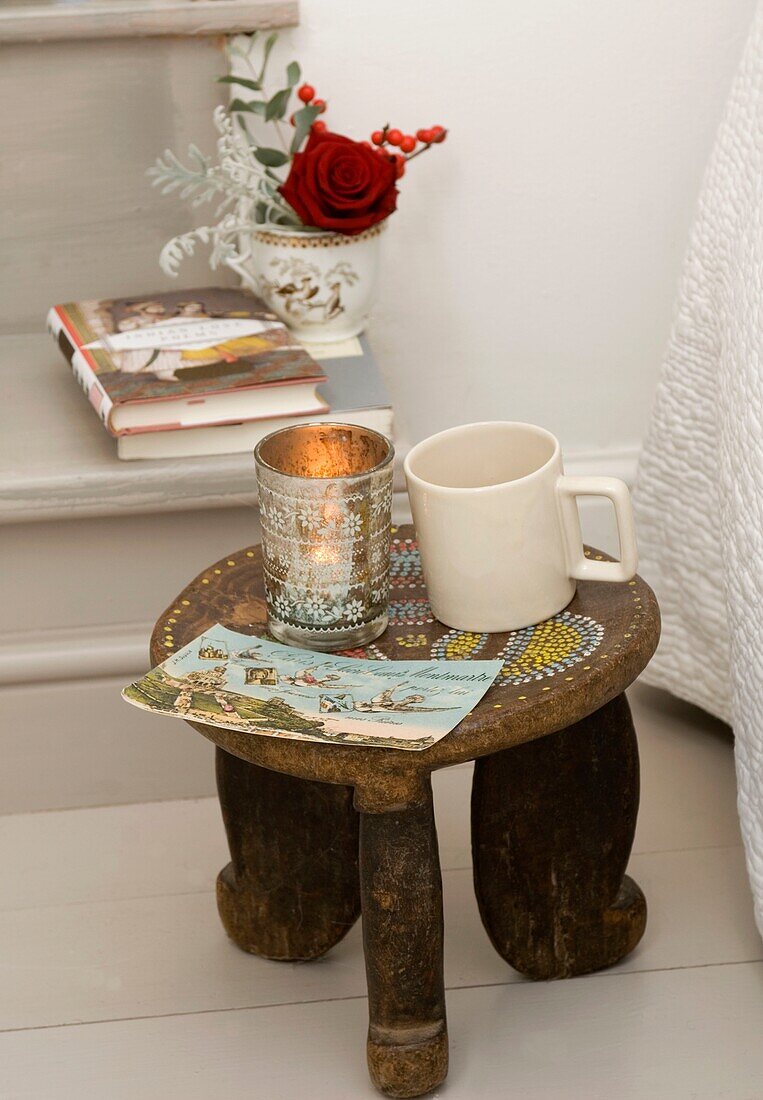 Tasse und Teelicht auf einem kleinen orientalischen Hocker