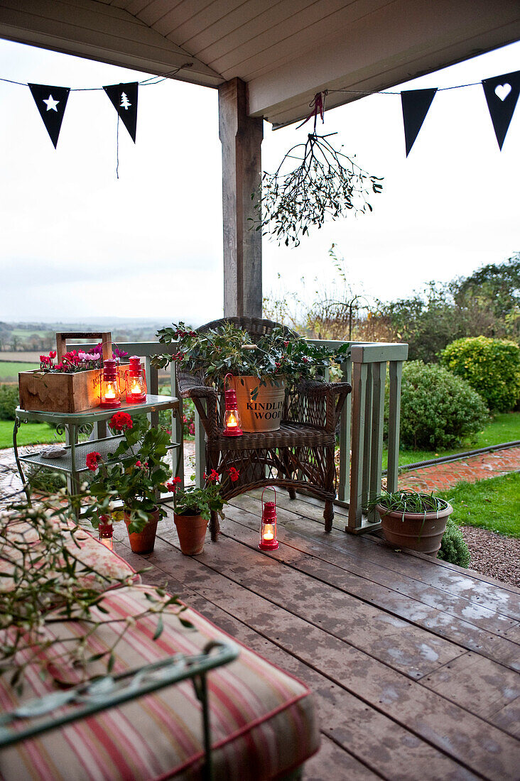 Brennende Kerzen auf der Holzterrasse eines Landhauses in Hereford