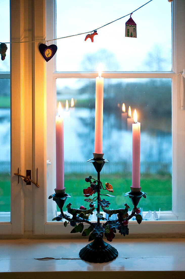Brennende Kerzen auf der Fensterbank in Odense