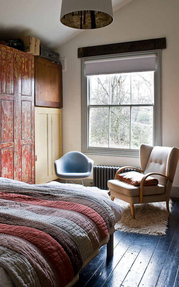 Schlafzimmer mit Möbeln im Vintage-Stil