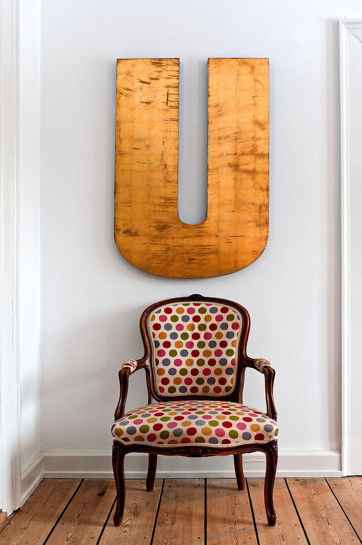 Neu gepolsterter Sessel unter dem übergroßen Buchstaben U in einem modernen Einfamilienhaus in Odense, Dänemark
