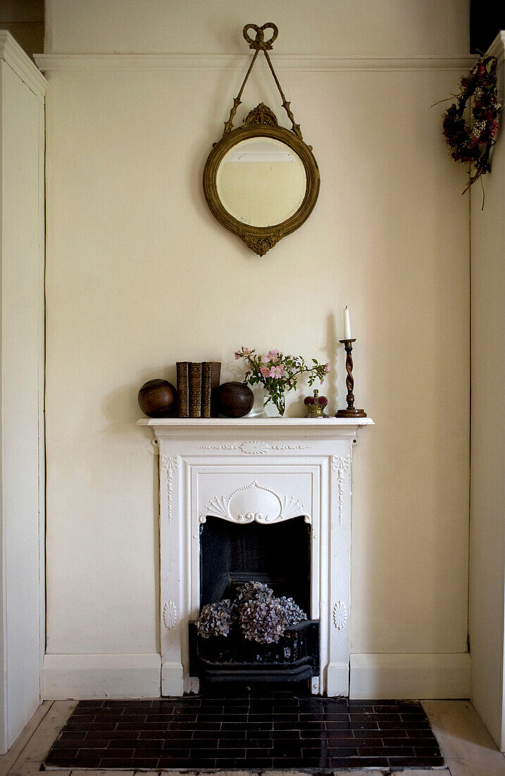 Origineller Kamin in einem Landhaus in Devon