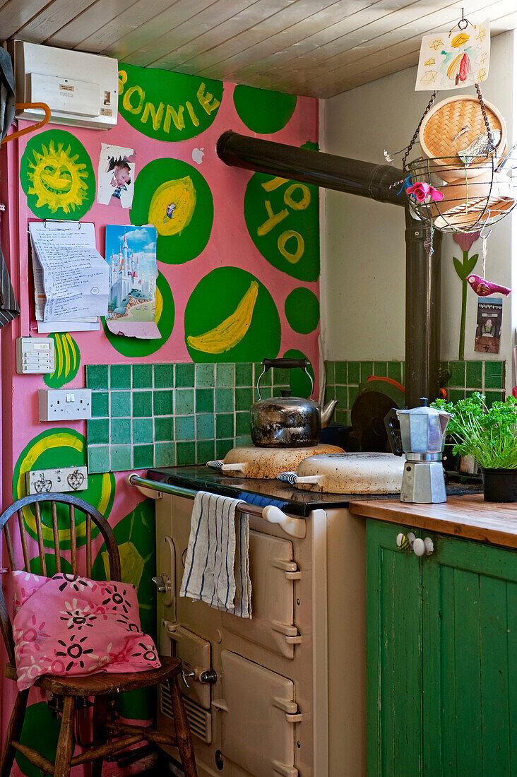 Herd mit Backofen in rosa und grünem Küchendetail, UK