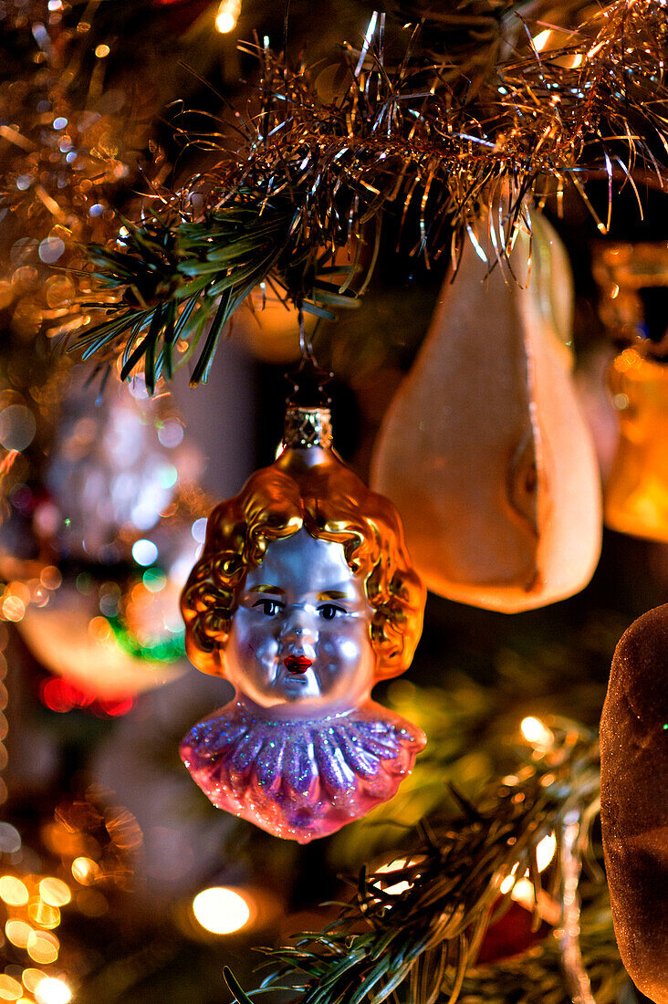 Weihnachtsbaumschmuck mit beleuchtetem Teelicht im Landhaus in Cheltenham, Gloucestershire, England, UK