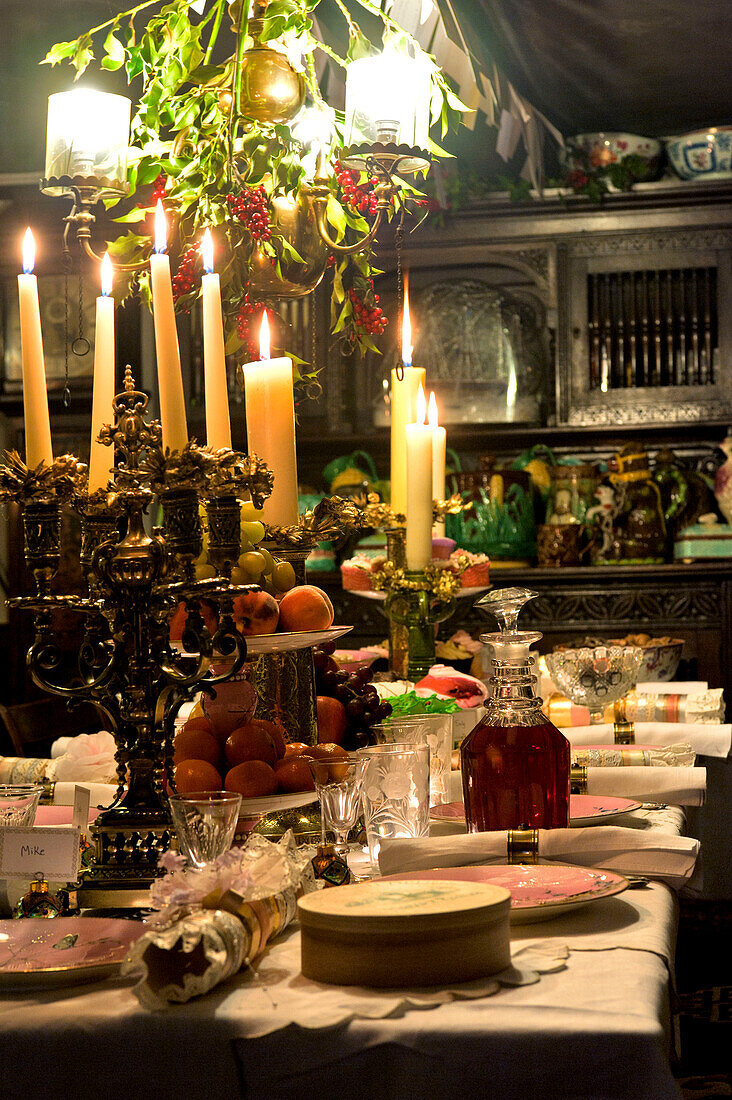 Kerzen auf dem für das Weihnachtsessen gedeckten Esstisch im Landhaus in Cheltenham, Gloucestershire, England