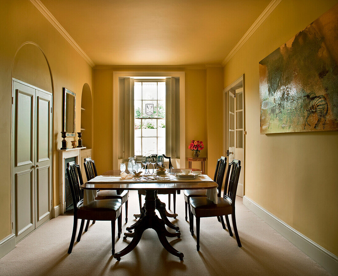 Gläser auf dem Tisch im Esszimmer eines Hauses im ländlichen Suffolk England UK