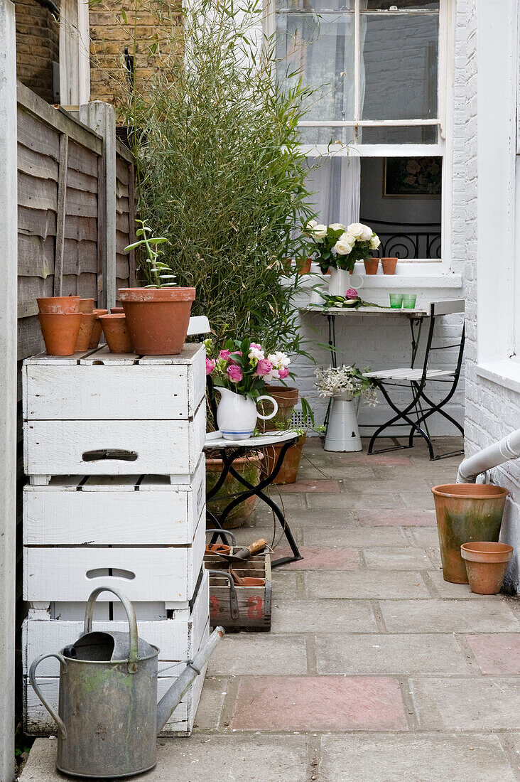 Gartengeräte und Kisten im Hinterhof eines Hauses in London, UK