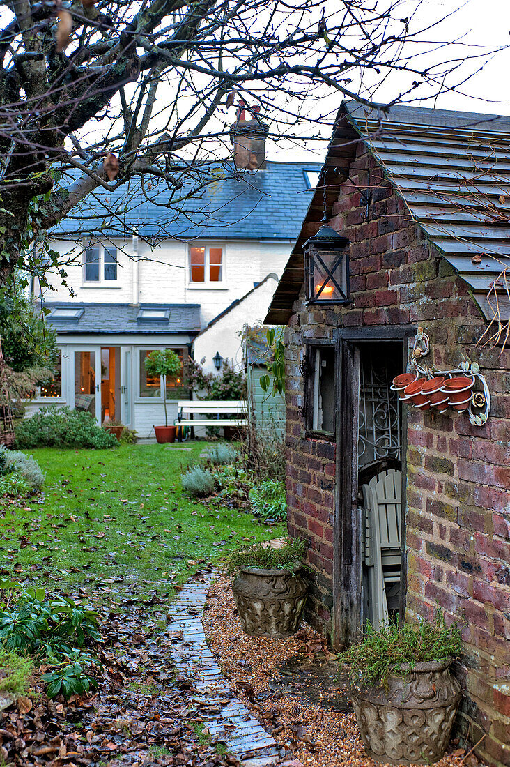 Laterne auf einem gemauerten Schuppen im Garten eines Hauses in Walberton, West Sussex, England, UK