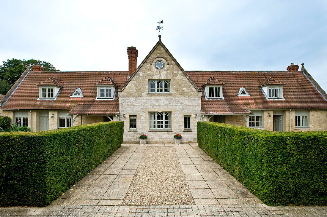 Hecke und Einfahrt vor einem Haus in Buckinghamshire, England, UK