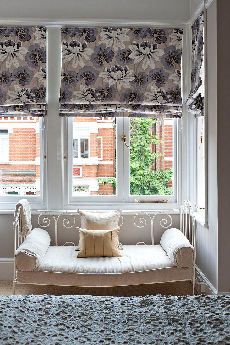 Schlafcouch am Fenster eines Schlafzimmers in einem Familienhaus in Middlesex, London, England, UK