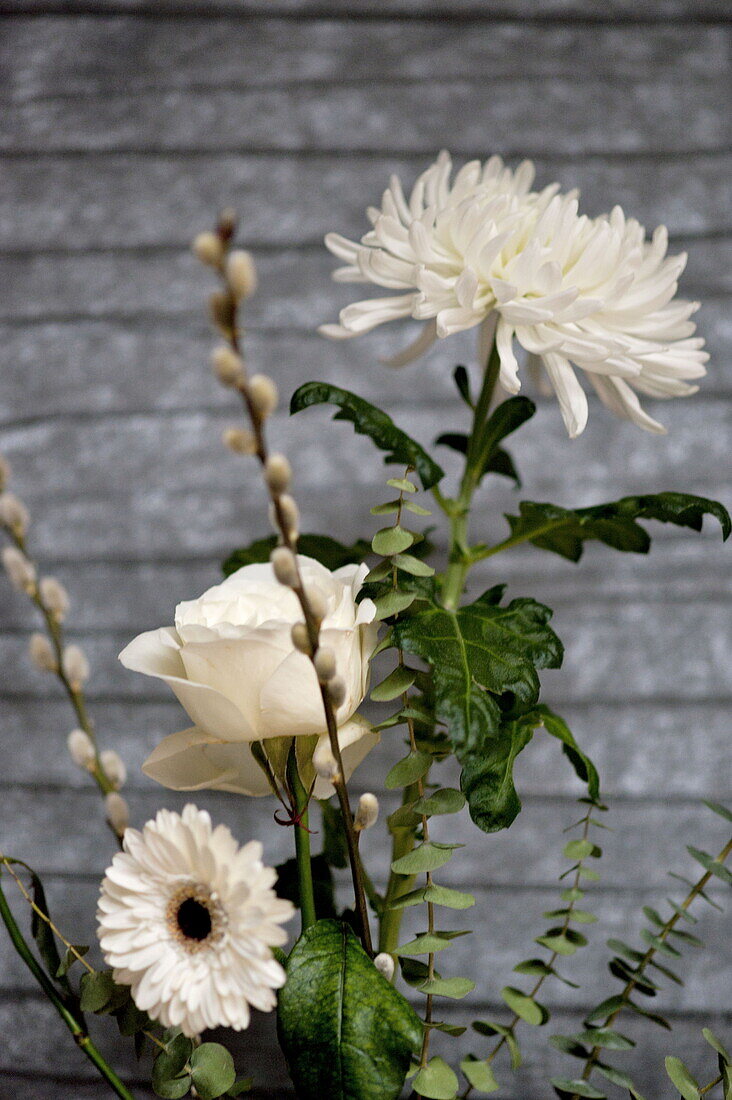 Weißes Blumenarrangement in einem Haus in London, England, Vereinigtes Königreich