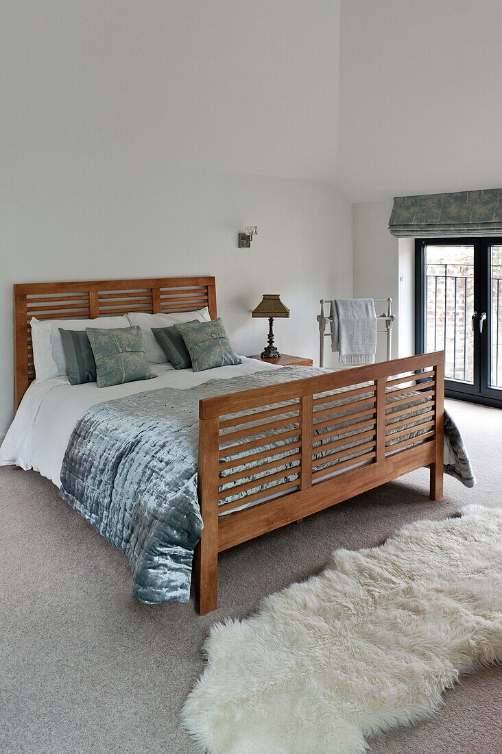 Modernes Doppelbett aus Holz in einem Haus in London, England, UK