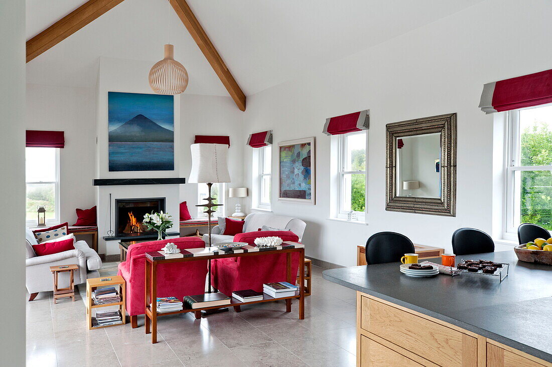 Sitzecke im doppelhohen Wohnzimmer eines modernen Hauses, Cornwall, England, UK