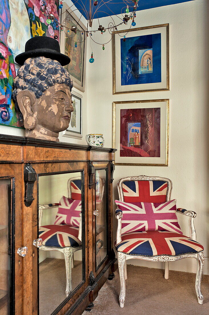 Union-Jack-Stuhl mit Vitrine in einem Londoner Haus, England, Vereinigtes Königreich