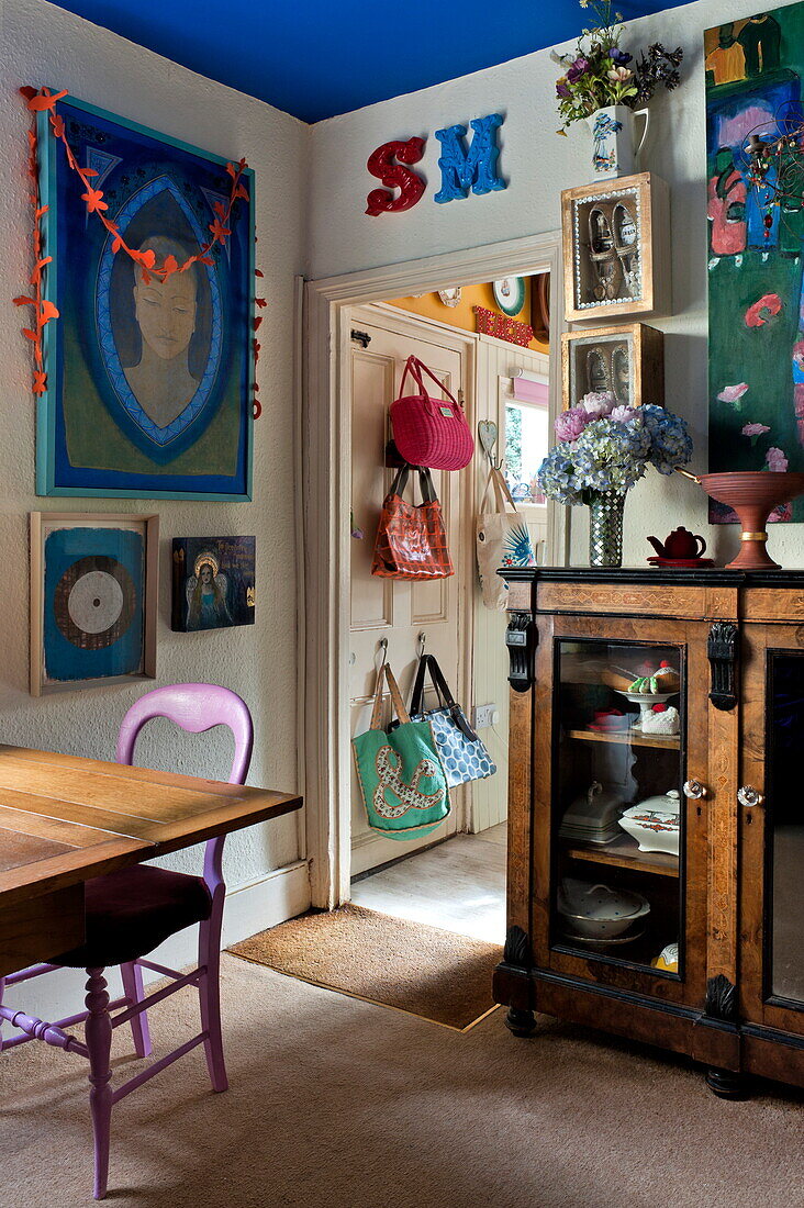 Tüten und Kunstwerke in einem Haus in London, England, UK