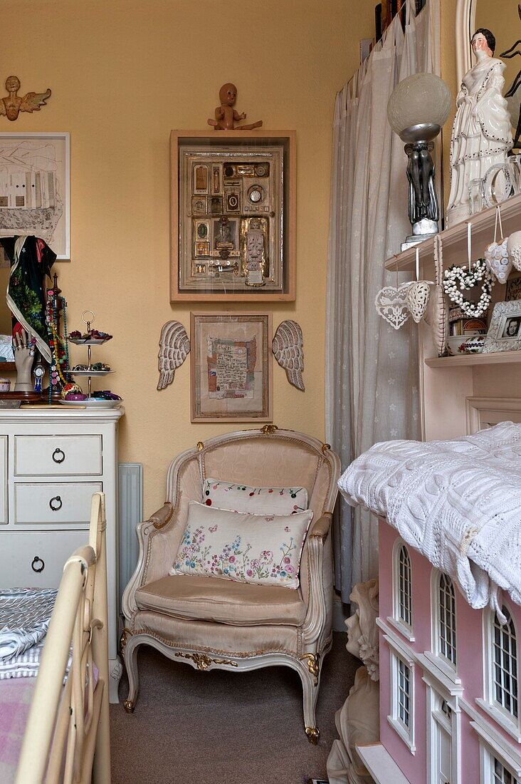 Antiker Stuhl und Ornamente im Schlafzimmer eines Hauses in London, England, UK