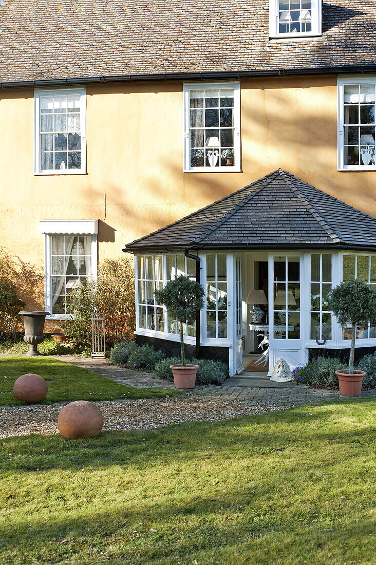 Schotterweg und Veranda vor einem Landhaus in Bury St Edmunds, Sussex, England, Vereinigtes Königreich