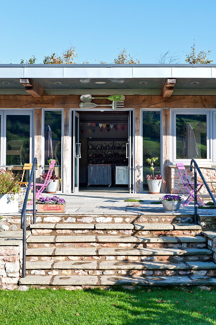 Terrassentreppe und Eingang zum Haus in Blagdon, Somerset, England, UK