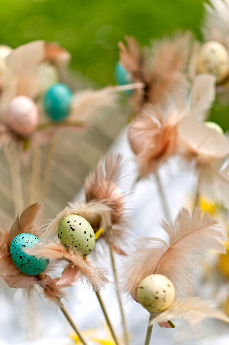 Ostereier und Federschmuck in einem Garten in Sussex, England, UK