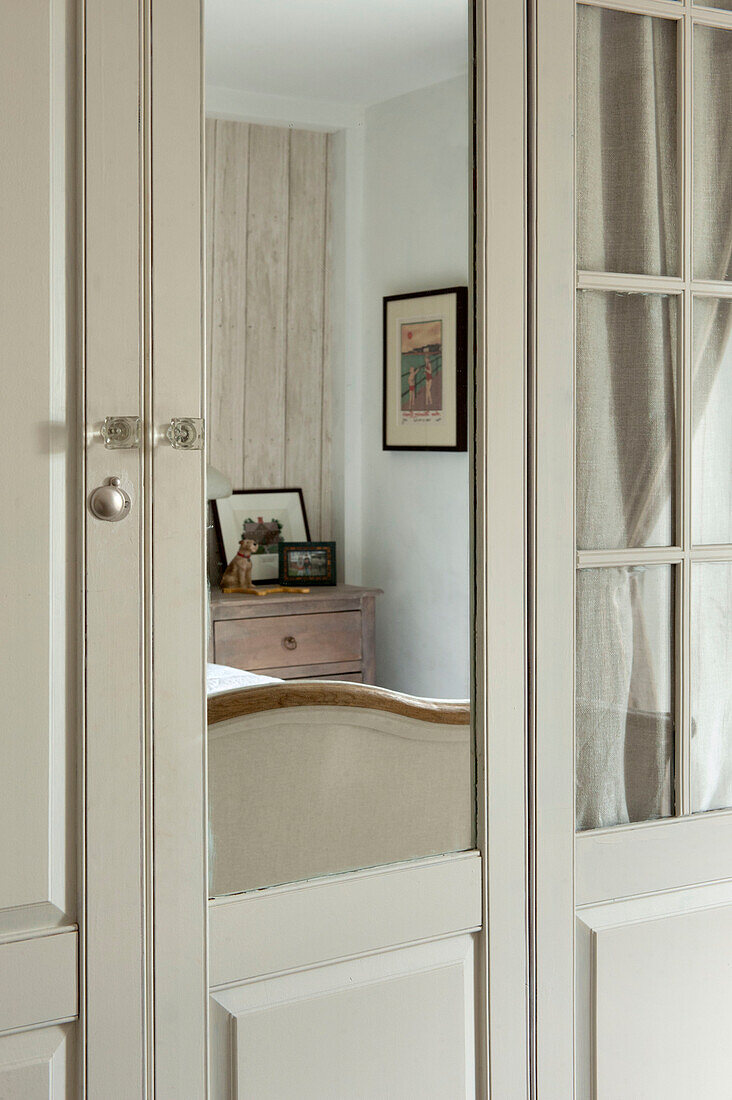 Nachttisch mit Spiegelschrank in einem Bauernhaus in Penzance, Cornwall, England UK