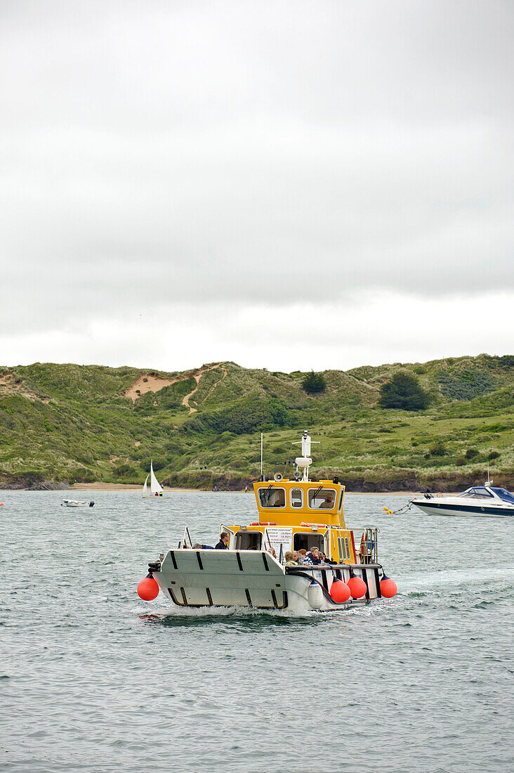 Passagiere auf einer Fähre auf dem Weg zum Festland in Cornwall UK