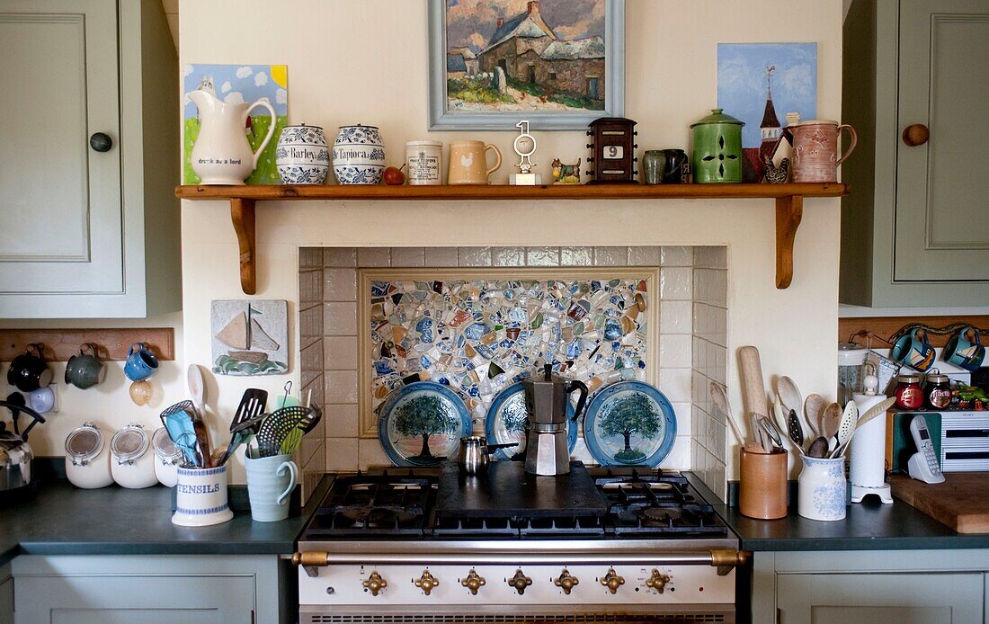 Mit Mosaik geflieste Nische über dem Herd in einer Küche in Edworth, Bedfordshire, England, UK