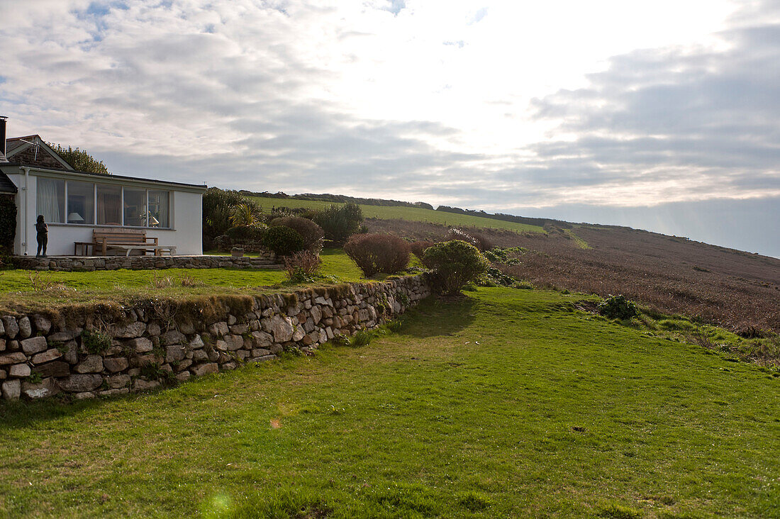 Ländliches Cottage am Hang in Cornwall England UK