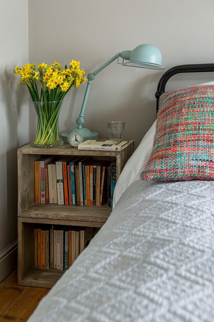 Weiße Bezüge auf einem Bett mit Metallrahmen und Kistenlagerung in einem Haus in St Ives, Cornwall, England