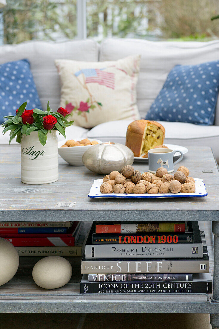 Nüsse auf einem Couchtisch mit Büchern in einem Haus in Penzance, Cornwall, Großbritannien