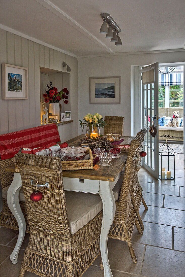 Korbstühle am Esstisch zu Weihnachten in einem Bauernhaus in Penzance, Cornwall UK