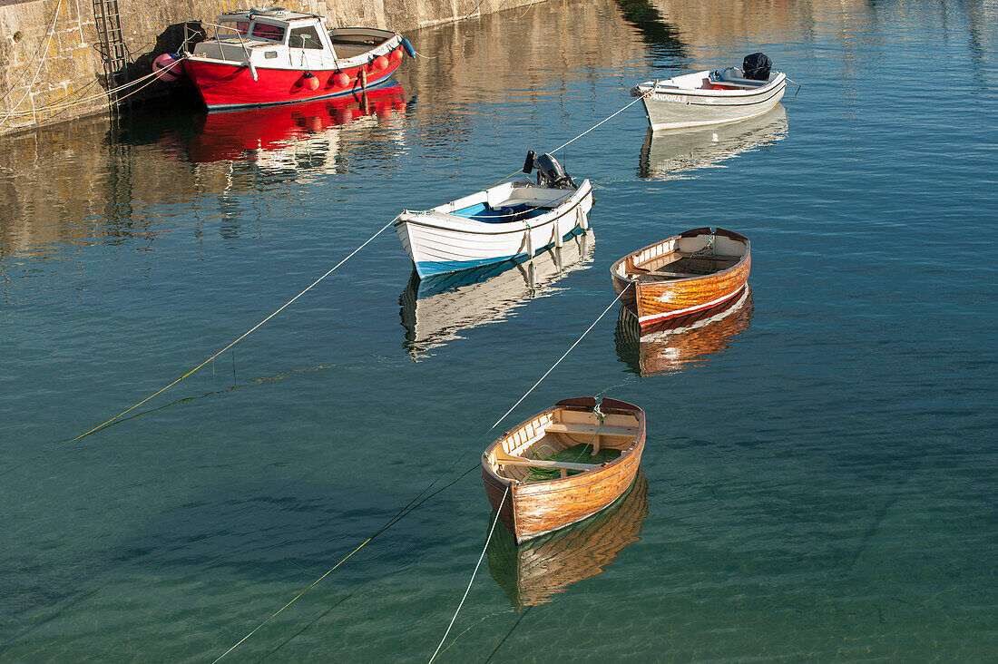 Boote im Hafen von Mousehole Cornwall UK