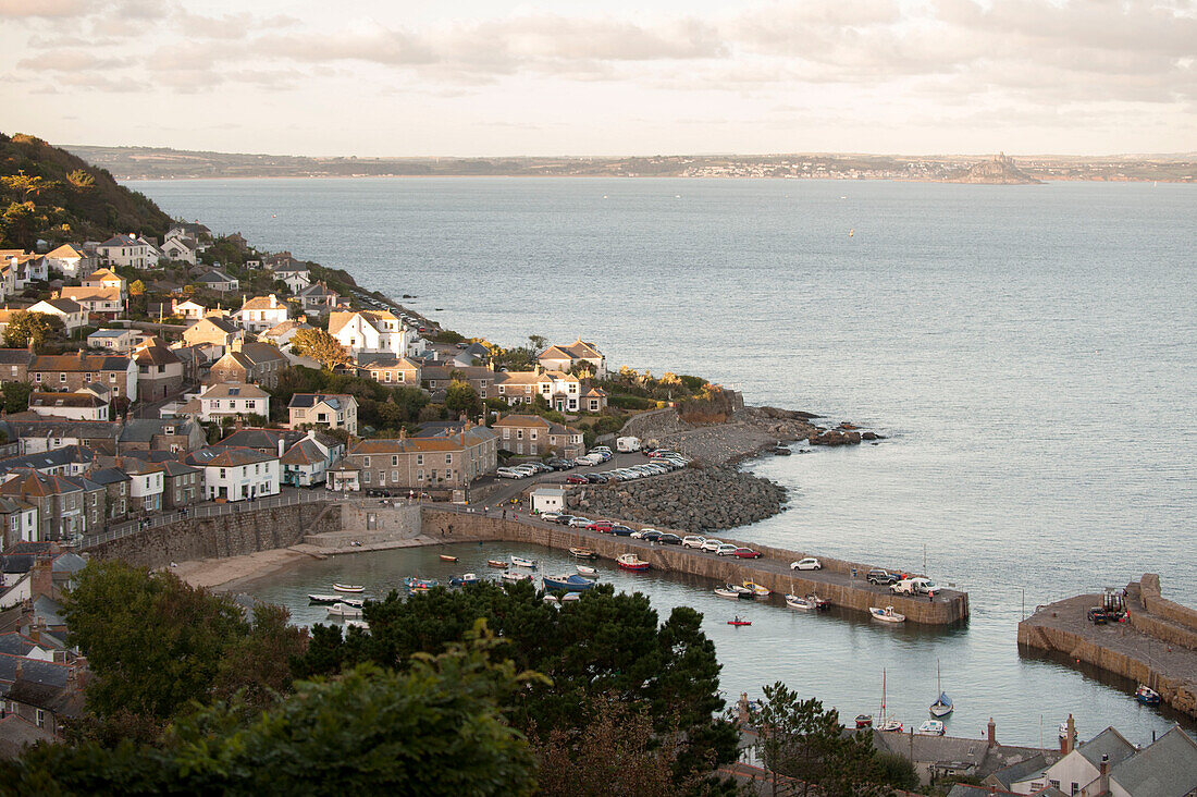 Fischerdorf Mousehole und Hafenmauern mit Blick auf das Meer Cornwall UK