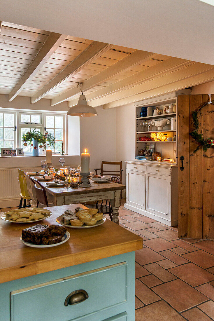 Mince Pies auf Arbeitsplatte in offener Küche Esszimmer zu Weihnachten in St Erth cottage Cornwall UK
