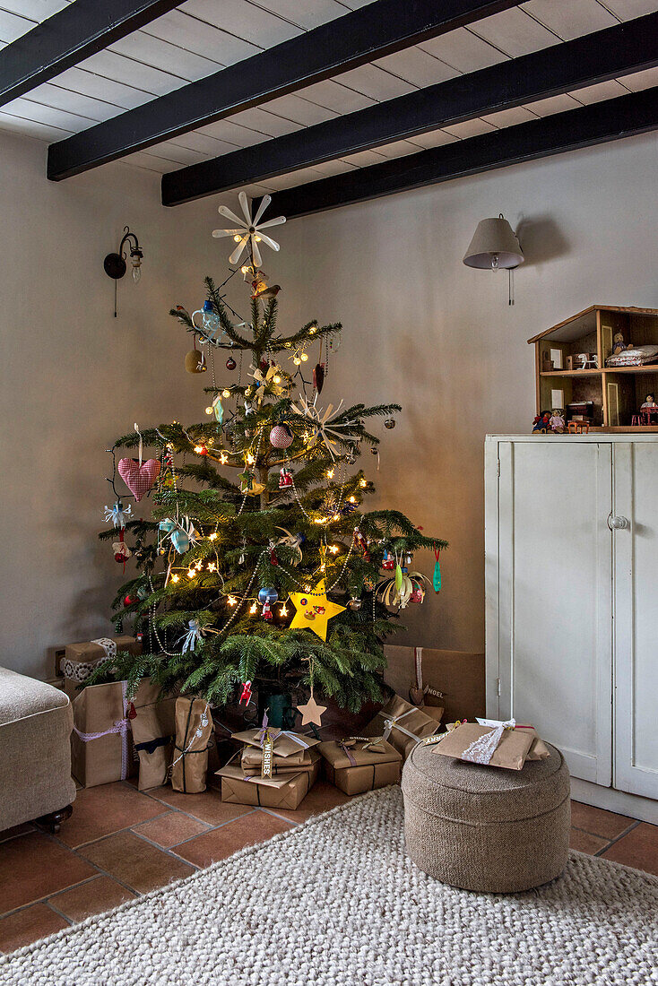 Eingepackte Geschenke unter dem Weihnachtsbaum in St Erth cottage Cornwall UK