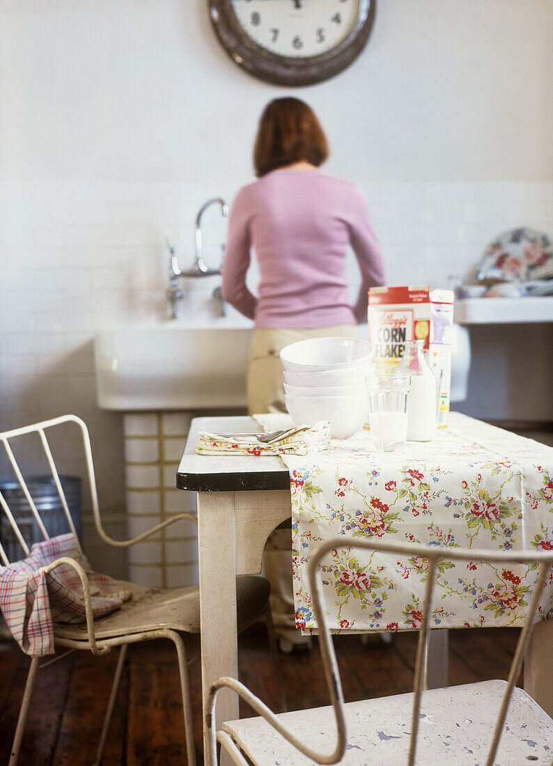 Frau stehend in der Küche