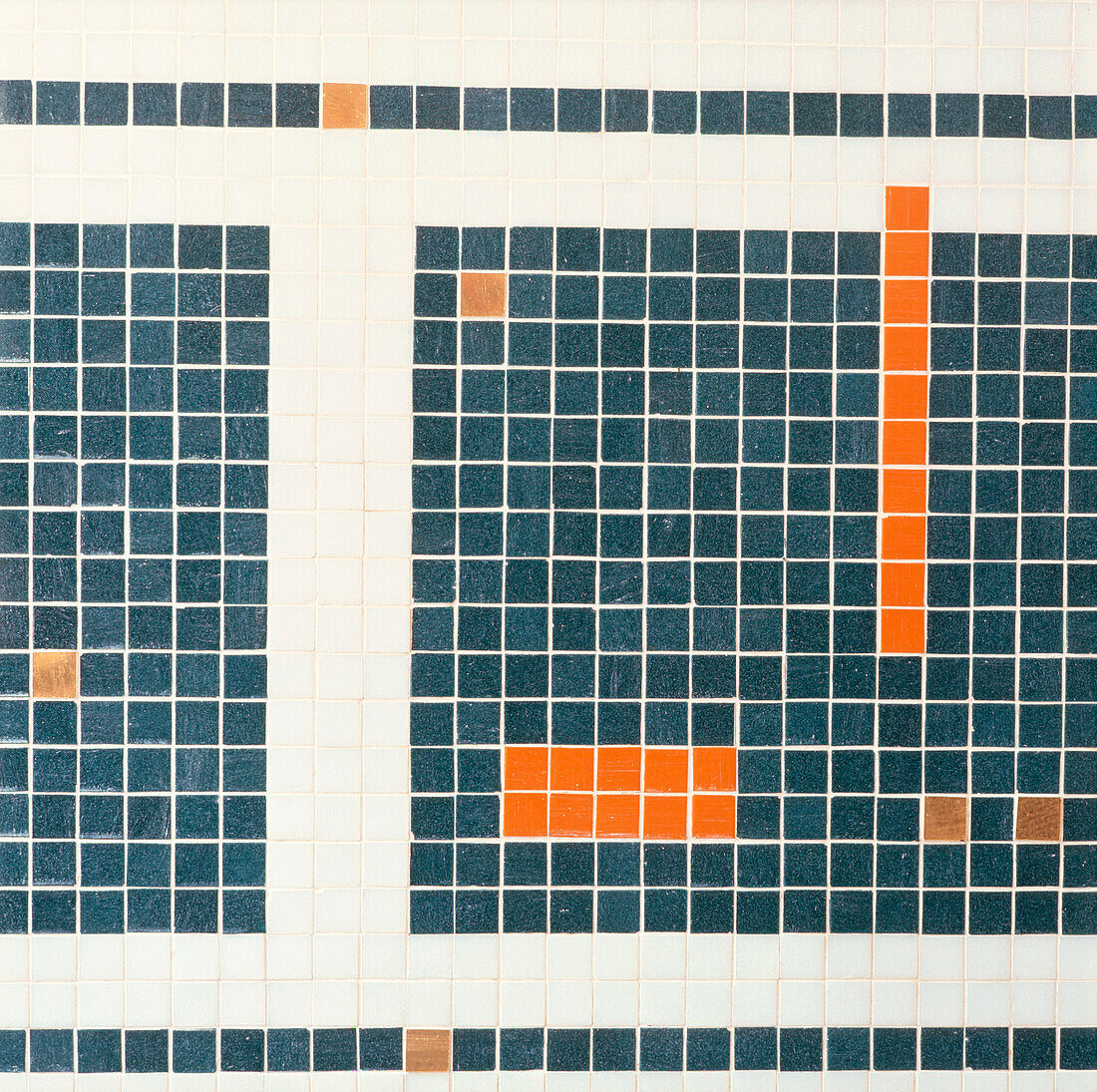 Detail einer gefliesten Wand mit kleinen quadratischen Mosaikfliesen in Blau, Orange und Weiß