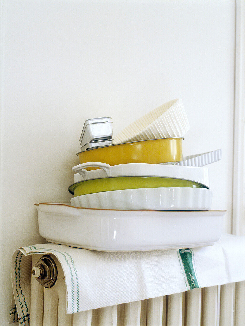 Serving dishes and cake tins on radiator